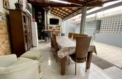 Casa térrea reformada, com edícula e churrasqueira em capoeiras