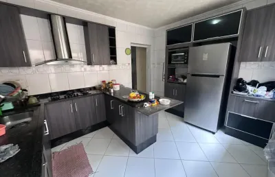 Aluga-se sobrado 4 dormitórios 5 vagas de garagem com salão em cima no jd bela vista - com piscina