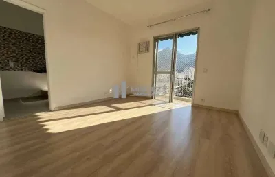 Lindo apartamento em vila isabel - varanda, sala, 2 ótimos quartos, banheiro social, cozinha, dependência completa - 1 vaga de garagem
