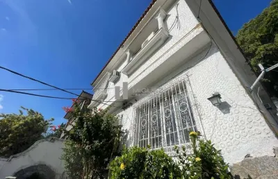 Casa triplex à venda na tijuca! localizado na rua que é um refúgio do bairro, rua gurindiba! são aproximadamente 330m² de conforto para sua família!