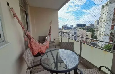Apartamento a venda, ao lado do metrô do estácio com varandão, dois quartos e vaga
