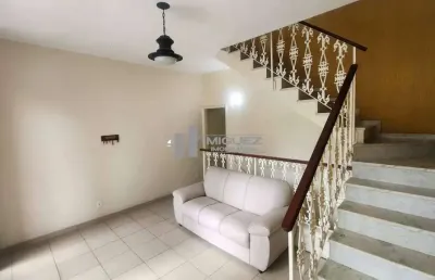 Exclusividade e sofisticação! belíssimo apartamento tipo casa duplex a venda na rua deputado soares filho, tijuca, com 3 quartos (2 suítes), sacada e área gourmet com piscina. debruçado à praça varnha