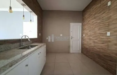 Apartamento à venda, espectacular na rua josé higino, oferece sala, 2 quartos incluindo 1 suíte, banheiro social, ampla cozinha, dependências completas, 1 vaga e acesso debruçado ao metrô.