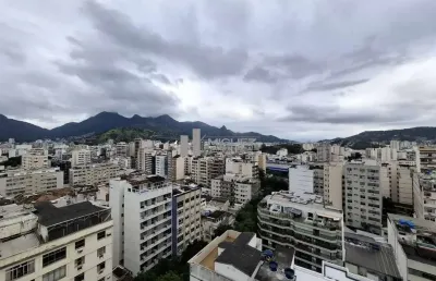 Oportunidade única! apartamento a venda na rua conde de bonfim, tijuca, colado ao metrô. totalmente remodelado, com salão, 3 quartos (1 suíte), copa-cozinha, dependência completa e 2 vagas na escritur