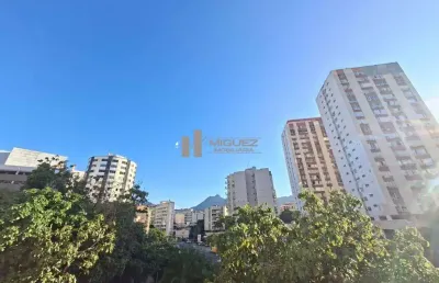 Oportunidade imperdível! apartamento a venda no belíssimo condomínio charles chaplin, tijuca, com varanda, 2 quartos (1 suíte) e vaga de garagem. na rua engenheiro enaldo cravo peixoto, colado ao shop