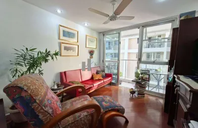 Seu novo lar está na tijuca! este apartamento à venda no condomínio charles chaplin, na rua engenheiro enaldo cravo peixoto, oferece varanda, 2 quartos (sendo 1 suíte) e vaga. ao lado do shopping tiju
