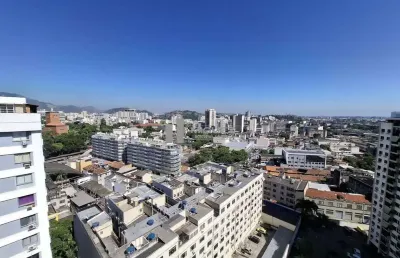 Pronto para morar! apartamento a venda no condomínio santa amélia, tijuca, com varanda, 2 quartos, sala ampla, cozinha, banheiro e vaga de garagem. a infraestrutura total do condomínio garante lazer e