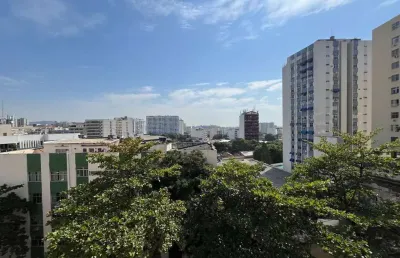 Apartamento à venda com varanda, dois quartos (1suíte), dependência e vaga, a poucos minutos da estação de metrô estácio