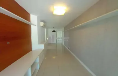 Na tijuca, um apartamento à venda com 2 quartos (1 suíte), varandão e garagem. localizado perto do shopping tijuca e metrô, oferece lazer total e acesso a amplo comércio. perfeito para seu estilo de v