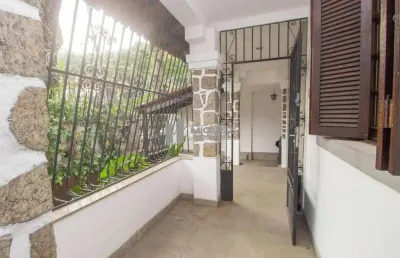 Na rua mearim, casa a venda com 4 quartos (1 suíte) e terraço com churrasqueira. excelente opção para famílias que buscam conforto e lazer em casa.