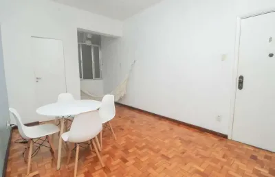 Na grande tijuca, este apartamento à venda oferece sala em 2 ambientes, 2 quartos e banheiro social. a poucos passos da praça afonso pena e próximo ao futuro shopping américa, é a escolha perfeita par