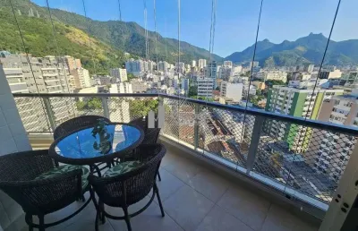 Na tijuca, à venda apartamento de alto padrão na rua carlos vasconcellos. oferece salão em 2 ambientes, 3 quartos (1 suíte), cozinha ampla, dependências completas, 2 vagas e localização junto ao metrô