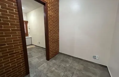 Quarto e sala localizado próximo a praça saens pena