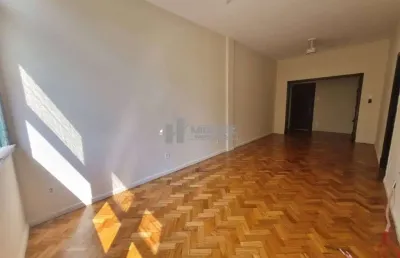 Oportunidade! apartamento à venda a 700m do metrô afonso pena, na tijuca. 2 quartos, suíte e vaga na escritura. localização privilegiada para quem valoriza praticidade. agende sua visita!