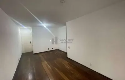 Na área nobre da tijuca, apartamento à venda na rua dona delfina, pertinho do metrô uruguai. varanda, sala, 3 quartos (1 suíte) e 2 vagas. investimento de alto padrão. agende sua visita!