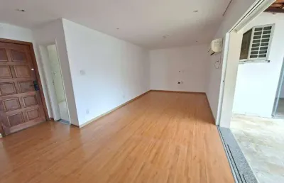 Na tijuca, cobertura à venda com 2 quartos e vista panorâmica. imóvel localizado na rua uruguai, próximo a comércio e transporte.