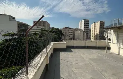 À venda: apartamento com 2 quartos na rua carvalho alvim, tijuca. próximo à rua uruguai e rodeado por ampla oferta de comércio e serviços. excelente oportunidade para morar bem localizado.