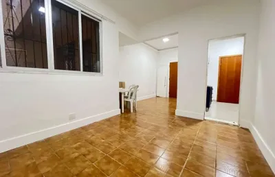 Apartamento térreo à venda na rua benevenuto berna, tijuca. são 3 quartos, sala em dois ambientes, banheiro social, ampla cozinha e área de serviço. excelente opção para quem busca praticidade e local
