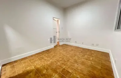 Apartamento térreo à venda na rua benevenuto berna, tijuca. são 3 quartos, sala em dois ambientes, banheiro social, ampla cozinha e área de serviço. excelente opção para quem busca praticidade e local
