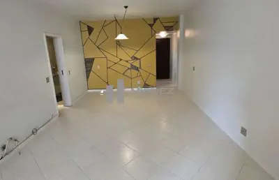 À venda apartamento amplo na rua carvalho alvim – tijuca. 120 m², varanda, 3 quartos sendo 1 suíte, copa-cozinha funcional, dependências completas e 2 vagas na escritura. excelente localização, com fá
