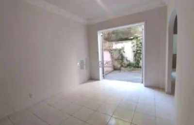 Apartamento à venda no méier com 65m² bem distribuídos. conta com sala em dois ambientes, 2 quartos, banheiro social e 2 áreas externas. imóvel funcional, em localização estratégica, próximo ao comérc