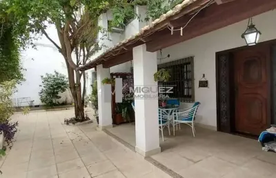 Casa exclusiva à venda com 4 quartos sendo 1 suíte, 3 vagas e área externa. rua ibituruna, tijuca. código 22734