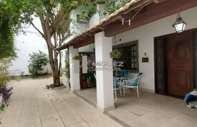 Casa exclusiva à venda em vila, com 4 quartos sendo 1 suíte, 3 vagas e área externa. rua ibituruna, tijuca. código 22809