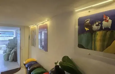 Cobertura à venda na avenida rainha elizabeth, em ipanema. são 2 quartos, 1 vaga de garagem, piscina privativa e área de lazer completa. imóvel com energia solar instalada, proporcionando economia e s