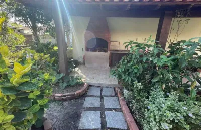 Casa em condomínio a venda em cabo frio, bairro peró, com 2 quartos, 2 vagas na escritura, piscina, churrasqueira, mini campo de futebol a poucos metros da ilha do japonês.