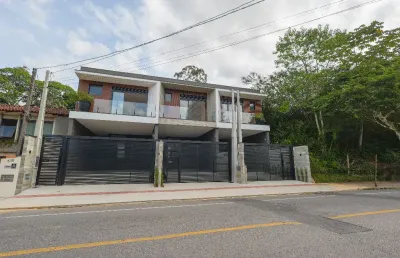 Sobrado geminado de alto padrão com 1 suíte mais 2 quartos à venda no bairro anita garibaldi em joinville - sc por rs 1.190.000,00