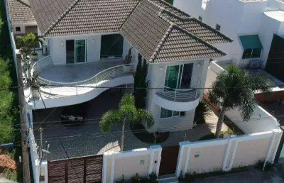 Duplex de alto padrão com 4 suítes e área de lazer completa em cabo frio/rj
