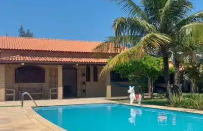 Casa com  4 quartos (3 suítes), piscina e semimobiliada  em saquarema/rj