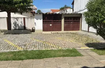 Casa à venda com 2 pavimentos em condomínio em cabo frio/rj