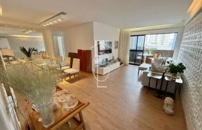 Lindo apartamento reformado com localização privilegiada na rua do futuro