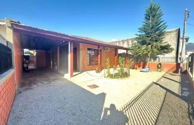 Casa térrea com amplo terreno e edícula nos fundos no bairro rio grande em palhoça.