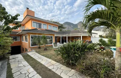 Casa duplex com 6 quartos e 450m², à venda na praia de itacoatiara, niterói/rj