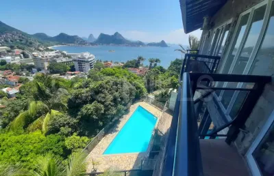 Casa em condomínio, com 5 quartos e 300m², à venda em charitas, niterói/rj