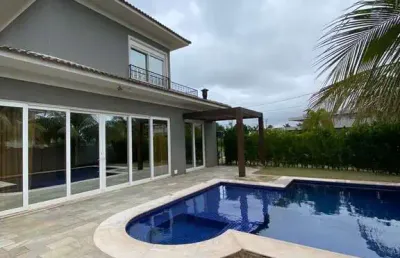 Belíssima casa à venda no condomínio florais dos lagos