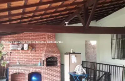 Casa com dois quartos e duas suítes, a dez  minutos do centr