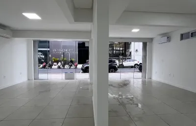Sala para locação com 60 m2 bem no centro de balneário, em frente ao benvenutti