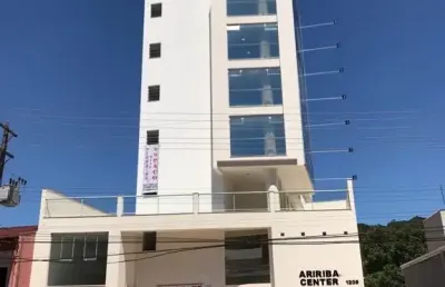 Sala terrea com 1 vaga de garagem em local com excelente visibilidade em balneário