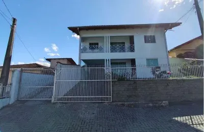Casa com 2 quartos para alugar na Rua dos Tabajaras, 102, Petrópolis, Joinville