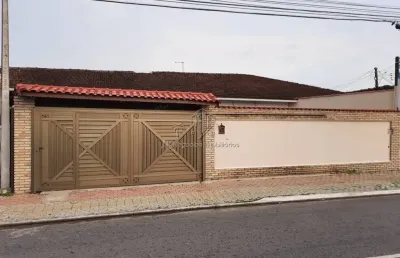 Bela casa jd imperador praia grande á 300mts da praia com suite, piscina e churrasqueira - r$ 495 mil