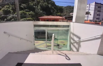 Apartamento no centro á 150mts da praia, 2 dormitórios, suite, varanda gourmet e área de lazer - r$ 400 mil - porteira fechada