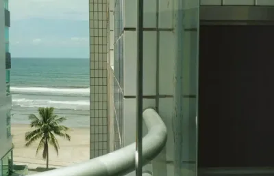 Excelente oportunidade!!!! amplo apartamento, predio á beira mar, 2 domitórios, suite, churrasqueira e piscina - r$ 285 mil