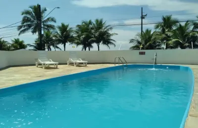 Oportunidade!!! apartamento amplo, 2 dormitórios, 2 banheiros, sacada, á beira mar com piscina - r$299 mil