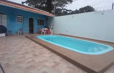 Casa á 200mts da praia com 3 suites, piscina e 4 vagas de garagem - r$ 380 mil