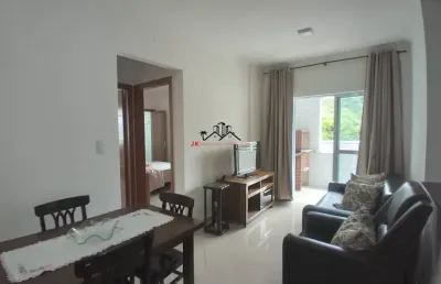 Apartamento no centro á 200mts da praia, 2 dormitórios, suite, sacada com churrasqueira - r$355 mil