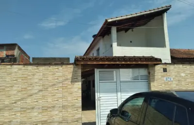 2 casas sobresposta em área de 250m² com suite e área gourmet - r$ 498 mil