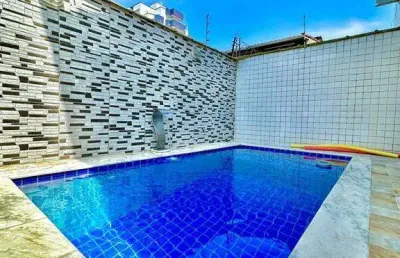 699mil a vista - sobrado alto padrão, fino acabamento, 3 suítes, piscina e churrasqueira, 200 metros da praia